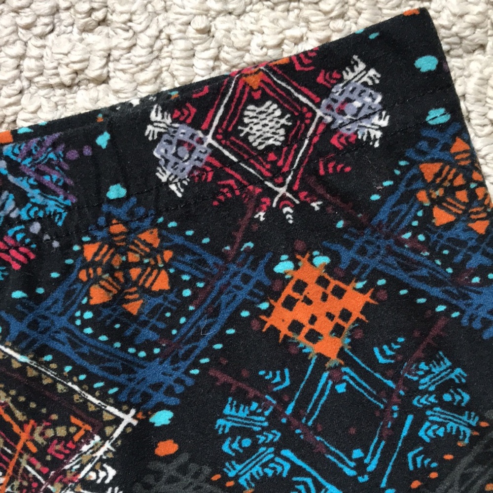 Multicolored Abstract Patterned Leggings - Picture 4 of 8